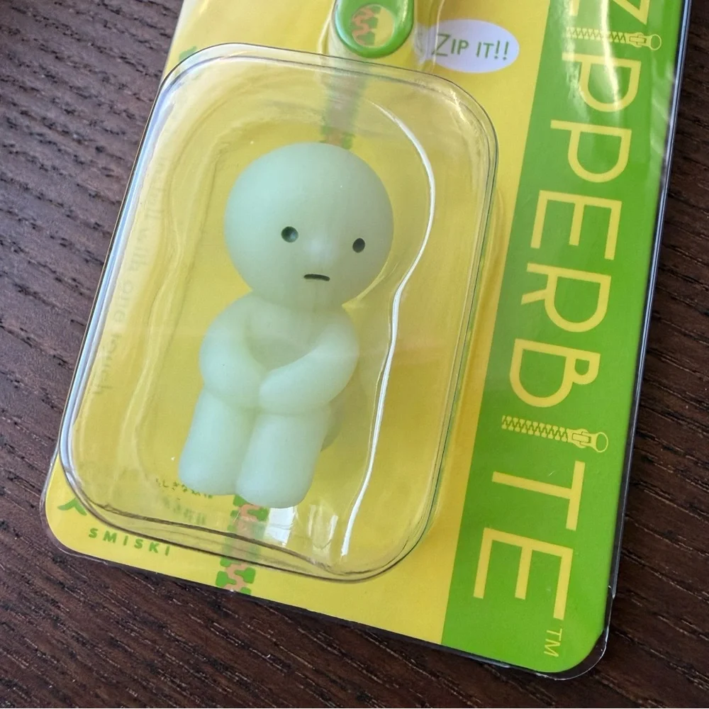 NEW Smiski Zipper Bite  ZipperBite - Hugging Knees Glow in the Dark - Picture 2 of 13